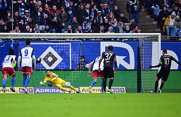 Vierter Heimsieg ohne Gegentor in Serie für den HSV - auch deshalb, weil Daniel Heuer Fernandes erneut überragend hält und in dieser Szene sogar den Hrgota-Elfmeter pariert.