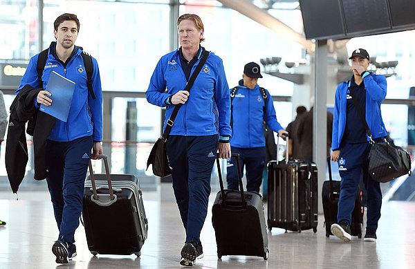 Trainer Markus Gisdol und Teammanager Tobias Hauke bei der Abreis am Flughafen Hamburg.
