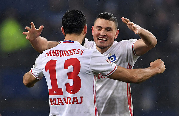 Mavraj und Papa bejubeln einen HSV-Sieg.