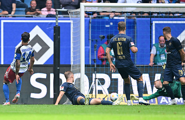 Ludovit Reis hat abgezogen und der Ball schlägt unhaltbar zur 1:0-Halbzeitführung des HSV im kurzen Eck ein.