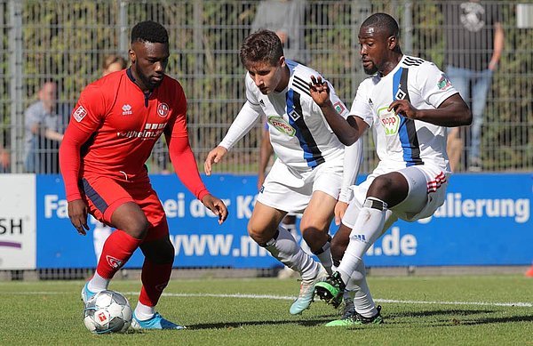 Lukas Pinckert (m.) and Stephan Ambrosius (r.) close down an Eintracht Norderstedt player in a 2-0 away win last September.