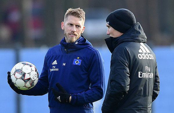 Hannes Wolf spricht it Aaron Hunt auf dem Trainingsplatz.