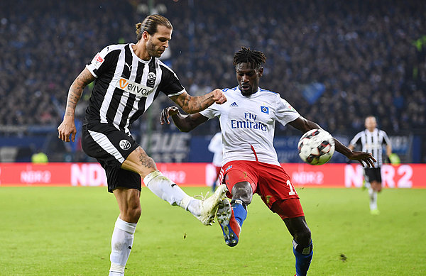 Anfang des Jahres wechselte Dennis Diekmeier als vereinsloser Spieler zum SV Sandhausen. Mittlerweile ist er dort Kapitän und verlängerte im Sommer seinen Vertrag um drei weitere Jahre. Dennis Diekmeier im Zweikampf mit Bakery Jatta.