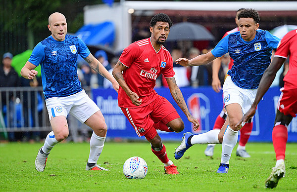 Jeremy Dudziak im Dribbling gegen zwei Spieler von Huddersfield Town.