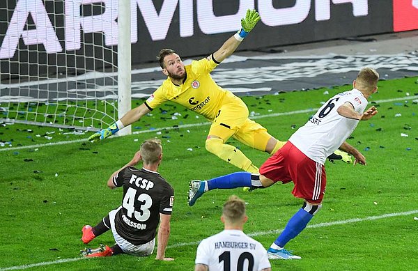 Hinterseer und Himmelmann schauen in einer Szene dem Ball hinterher. 