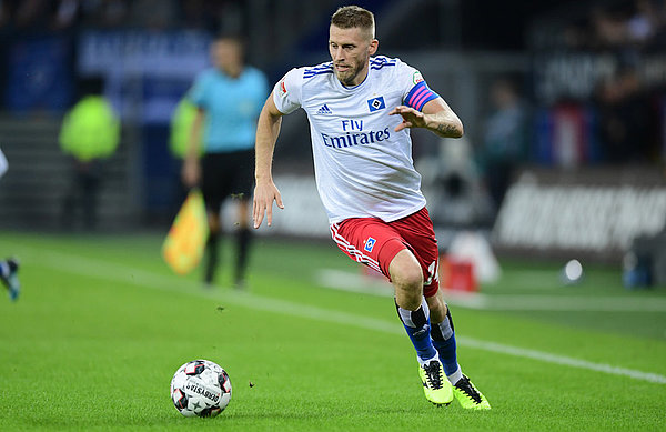 Aaron Hunt absolvierte gegen den DSC sein erstes Pflichtspiel der Saison. Aaron Hunt sprintet dem Ball hinterher.
