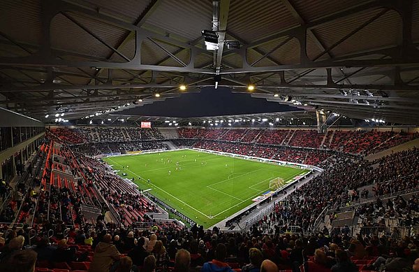 Neues Stadion, neuer Glanz, neue Bedingungen: Der HSV gastiert erstmals im 2021 eröffneten Europa-Park Stadion. cccNeues Stadion, neuer Glanz, neue Bedingungen: Der HSV gastiert erstmals im 2021 eröffneten Europa-Park Stadion.