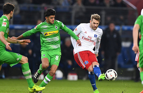 Aaron Hunt shoots against Gladbach.