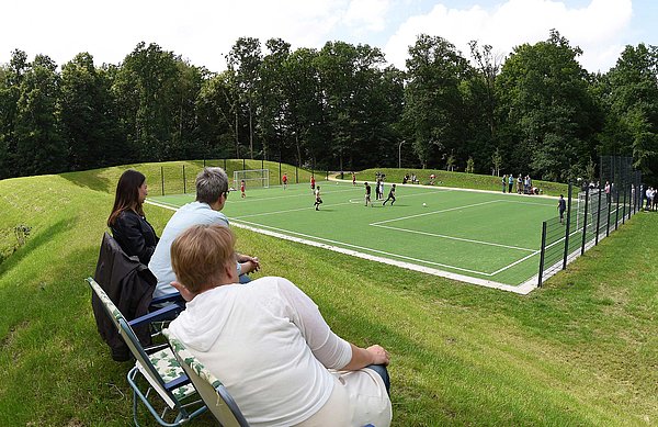 Auf dem neuen Jedermann-Sportplatz am Volksparkstadion findet das Eröffnungsspiel statt.