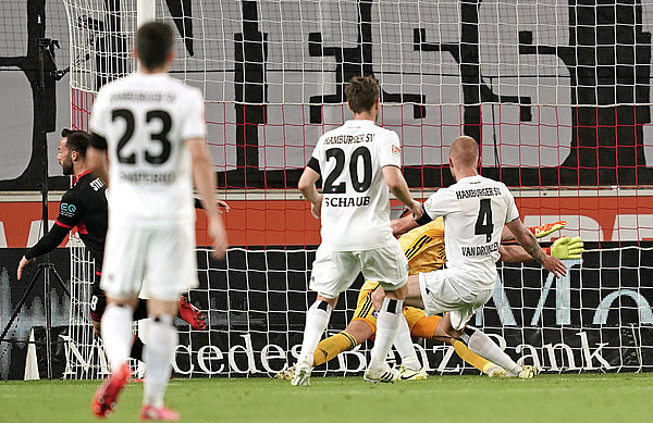 Der Moment, der das Spiel endgültig zugunsten des VfB drehte: In der Nachspielzeit entschied der Treffer von Gonzalo Castro diese Partie, in der der HSV nach starker 1. Halbzeit bereits mit 2:0 vorn gelegen hatte.