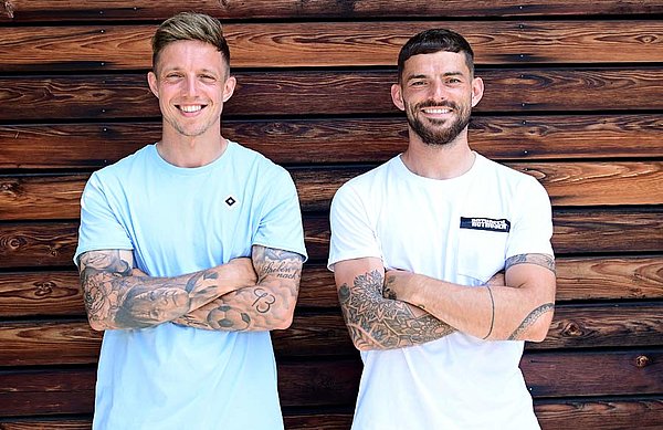 Endlich wieder vereint: Sonny Kittel (l.) und Tim Leibold teilen sich im Teamhotel "Das Sonnreich" ein Zimmer und überzeugen auch auf dem Platz mit blindem Verständnis. Sonny Kittel und Tim Leibold.