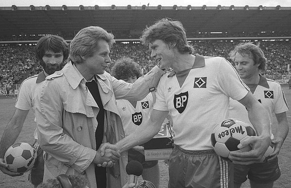 HSV-Präsident Dr. Wolfgang Klein (l.) verabschiedet Peter Nogly im Rahmen des 4:0-Heimspielsieges in der Bundesliga gegen Schalke 04 im Jahr 1980. 