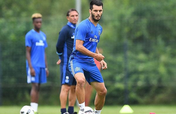 Emir Spahic im Mannschaftstraining am Ball.