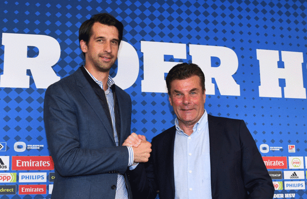 Hand drauf: HSV-Sportvorstand Jonas Boldt stellte Dieter Hecking als "absoluten Wunschkandidaten" für den Trainerposten vor. Jonas Boldt und Dieter Hecking in der Pressekonferenz.