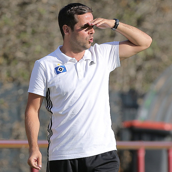 Die U19-Trainer Daniel Petrowsky und Tobias Kurbjuweit sitzen auf der Trainerbank.