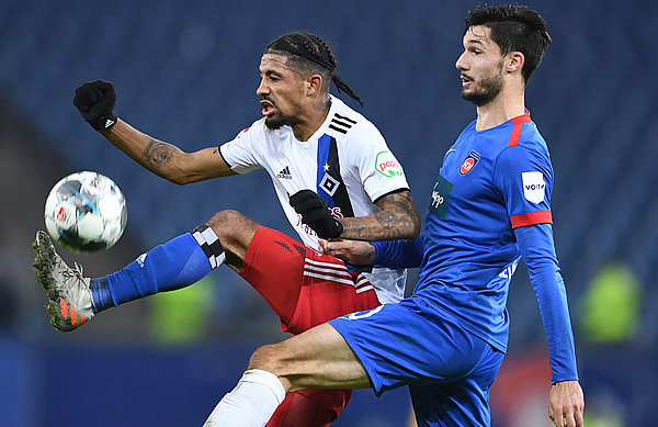 Tim Kleindienst (r.) caused the Rothosen all sorts of problems with his height and strength when the sides met earlier this season at the Volksparkstadion.