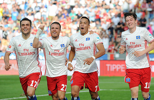 Bobby Wood jubelt mit Müller und Gregoritsch nach seinem Tor. 