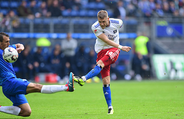 Aaron Hunt schießt.