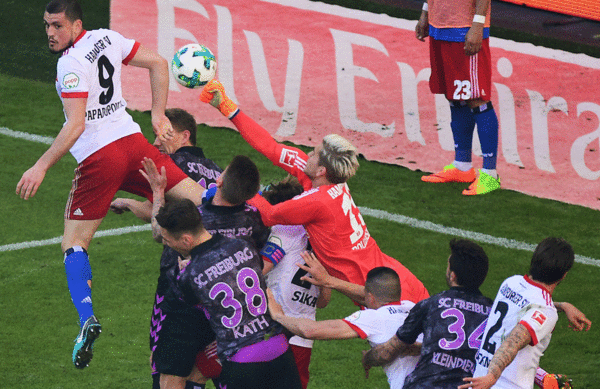 Julian Pollersbeck ist mit den Füßen stark am Ball, räumte gegen den SC Freiburg aber auch mit den Fäusten ordentlich auf und sorgte für sein zweites Zu-Null-Spiel.