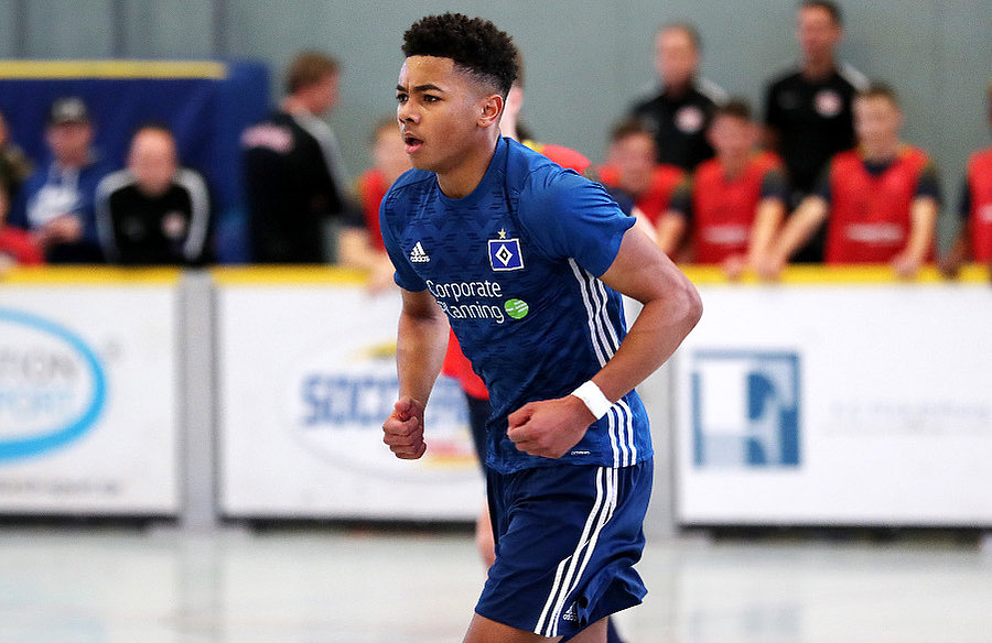 Brooklyn Ezeh beim U17-Hallenturnier in Berlin.