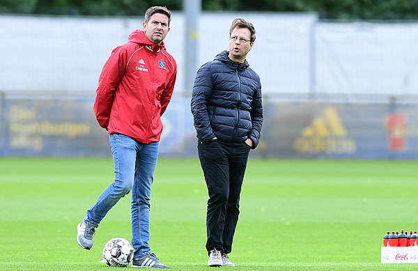 Ralf Becker und Kaderplaner Johannes Spors stehen am Trainingsplatz.