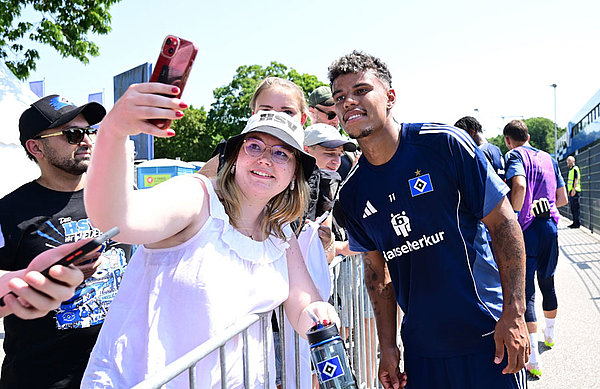 Rund 300 Fans säumten die erste Trainingseinheit und konnten sich danach auch noch Autogramme und Selfies sichern. 