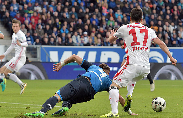 Filip Kostic lässt seinen Gegenspieler aussteigen.