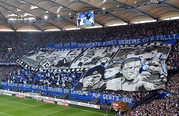 HSV-Fans zeigen eine Choreographie. 