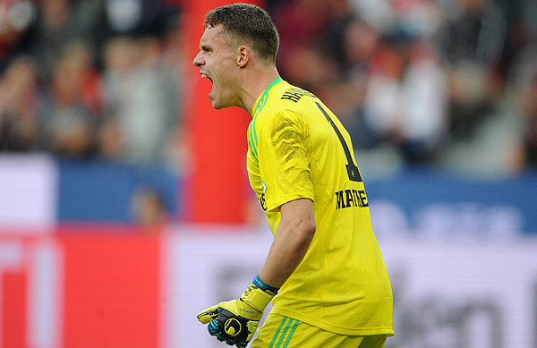 Christian Mathenia schreit mit geballten Fäusten.