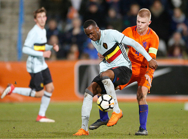 Rick van Drongelen bestritt bis dato sieben Spiele für die niederländische U21-Auswahl. Rick van Drongelen im Zweikampf gegen einen belgischen Gegenspieler.