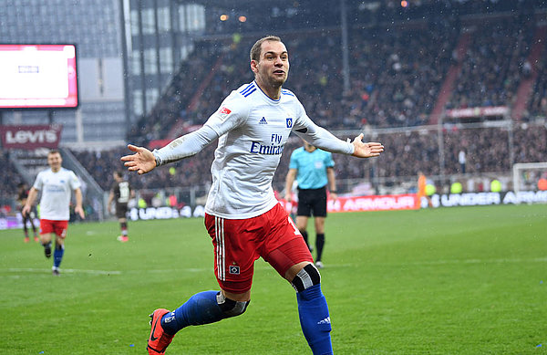 Angreifer Pierre-Michel Lasogga jubelt über einen Treffer im Stadtderby.