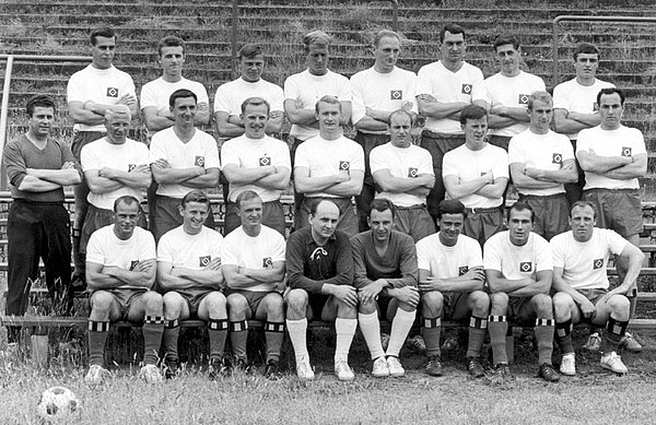 Harry Bähre auf dem Mannschaftsfoto 1964 - mittlere Reihe Dritter von rechts neben Charly Dörfel.