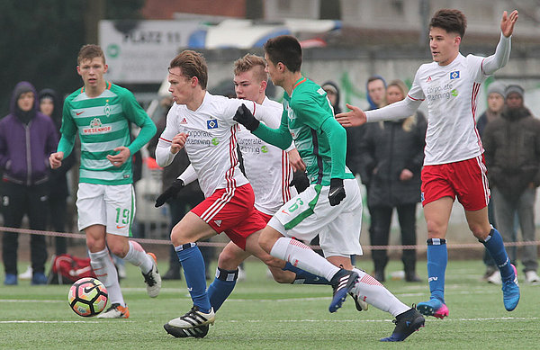 U17-Kicker Tobias Fagerström (M.) treibt den Ball durch das Mittelfeld der Bremer.