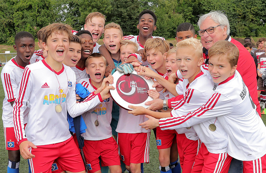 Die U13 bejubelt gemeinsam mit dem Jugendausschussvorsitzenden Jens Bendixen-Stach den Titel.