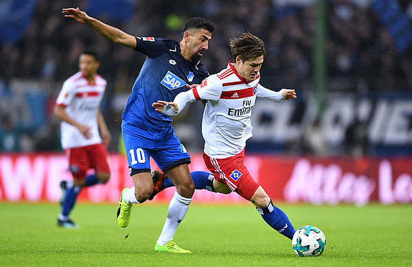 Go Sakai im Zweikampf gegen Hoffenheim.