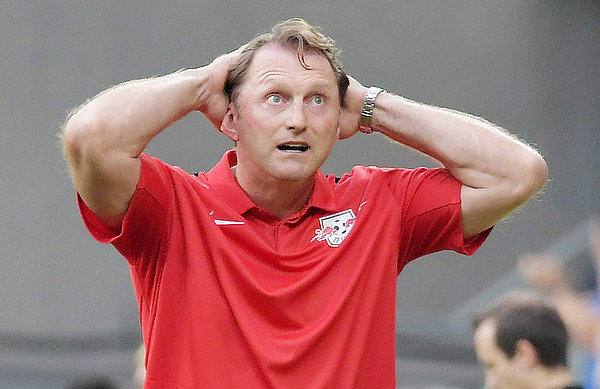 RB coach Ralph Hasenhüttl with his head in his hands
