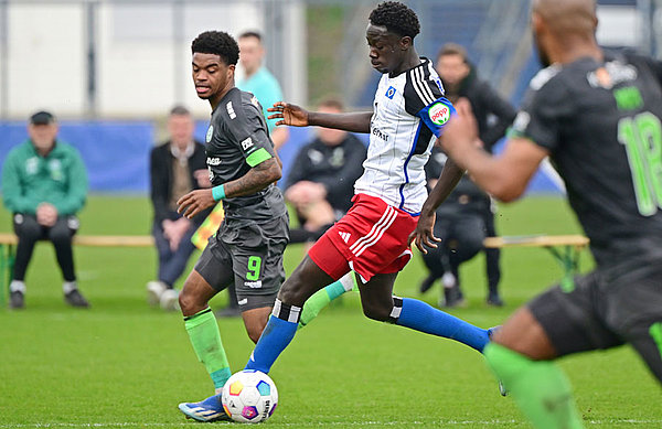 HSV-Trainer Steffen Baumgart gab auch jungen Nachwuchskräften wie Omar Sillah die Möglichkeit, sich zu zeigen.