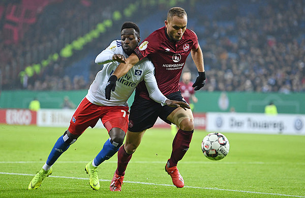 Khaled Narey und Neuzugang Ewerton im Zweikampf während des DFB-Pokal-Achtelfinales am 5. Februar 2019.