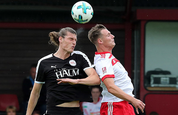 Holte auch wieder extrem viele Kopfbälle: Törles Knöll (r.). Holte auch wieder extrem viele Kopfbälle: Törles Knöll (r.).
