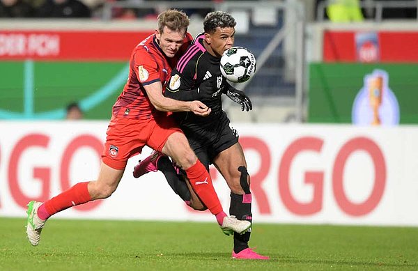 Die Szene der ersten Hälfte: Königsdörffer ist auf und davon und wird im vollen Sprint von Siersleben als letztem Mann abgeräumt - Platzverweis für den Heidenheimer. Die Szene der ersten Hälfte: Königsdörffer ist auf und davon und wird im vollen Sprint von Siersleben als letztem Mann abgeräumt - Platzverweis für den Heidenheimer.