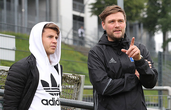 Am Rande des U21-Testspiels gegen Kolding: Frank Weiland (r.) im Gespräch mit Mats Köhlert. Am Rande des U21-Testspiels gegen Kolding: Frank Weiland (r.) im Gespräch mit Mats Köhlert.
