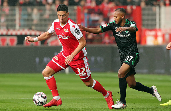 Union Berlin-Spieler im Zweikampf.