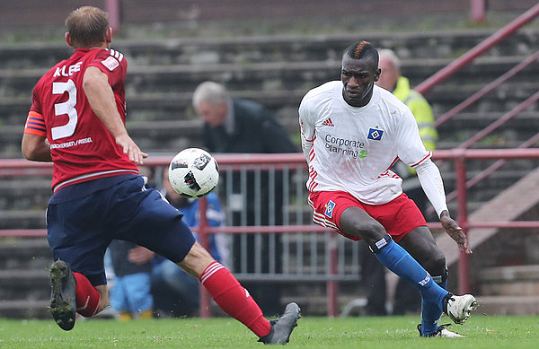 Bakery Jatta erzielte bisher in sechs Spielen fünf Tore für die Rothosen. Bakery Jatta treibt den Ball.
