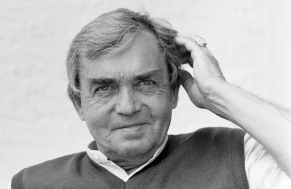 Ernst Happel, der legendäre und erfolgreichste Trainer der HSV-Vereinsgeschichte, verstarb am 14. November 1992 in seiner Heimat Österreich. Ernst Happel, der legendäre und erfolgreichste Trainer der HSV-Vereinsgeschichte, verstarb am 14. November 1992 in seiner Heimat Österreich.