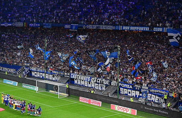 Mannschaft und Fans sorgten im zum zehnten Mal in Folge ausverkauften Volksparkstadion erneut für Gänsehaut-Atmopshäre. Mannschaft und Fans sorgten im zum zehnten Mal in Folge ausverkauften Volksparkstadion erneut für Gänsehaut-Atmopshäre.