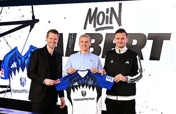 Heißen Albert Grönbaek beim HSV willkommen: Vorstand Eric Huwer und Sportdirektor Claus Costa. Heißen Albert Grönbaek beim HSV willkommen: Vorstand Eric Huwer und Sportdirektor Claus Costa.