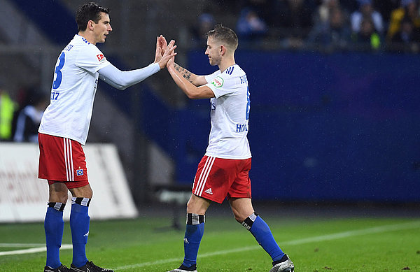 Ein gewohntes Bild im vergangenen Halbjahr: Christoph Moritz wird - hier für Lewis Holtby - eingewechselt. Christoph Moritz steht an der Seitenlinie zur Einwechslung bereit.