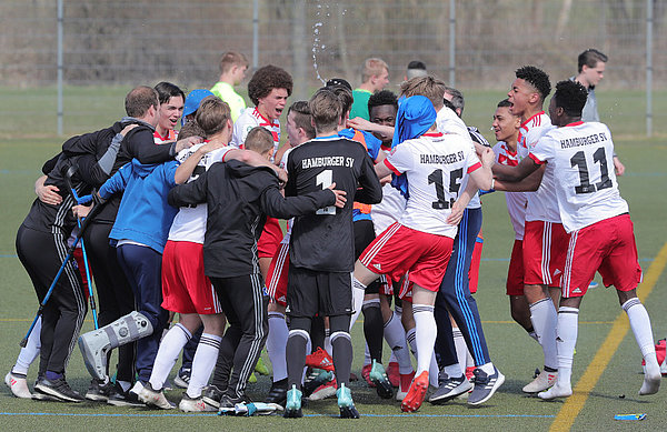 Der Jubel nach dem emotionalsten Spiel der Saison. Nach 1:3-Rückstand siegte die U17 gegen Madgeburg noch mit 5:3.