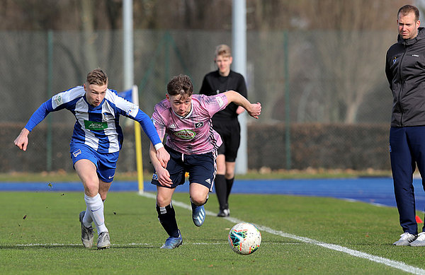 Im Duell gegen Hertha BSC (hier: Arlind Rexhepi) zogen die U17-Spieler an diesem Tag den Kürzeren. Im Duell gegen Hertha BSC (hier: Arlind Rexhepi) zogen die U17-Spieler an diesem Tag den Kürzeren.