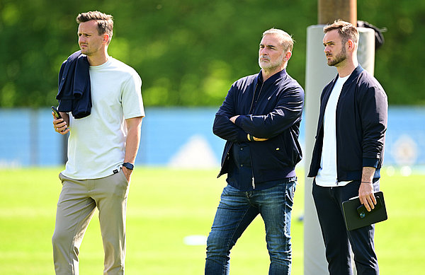 Prüfende Blicke und ständiger Austausch: Sportdirektor Claus Costa, Vorstand Stefan Kuntz und Chefscout Sebastian Dirscherl (v.l.) haben in den vergangenen Wochen in Teamarbeit zahlreiche Transfers abgewickelt. Prüfende Blicke und ständiger Austausch: Sportdirektor Claus Costa, Vorstand Stefan Kuntz und Chefscout Sebastian Dirscherl (v.l.) haben in den vergangenen Wochen in Teamarbeit zahlreiche Transfers abgewickelt.